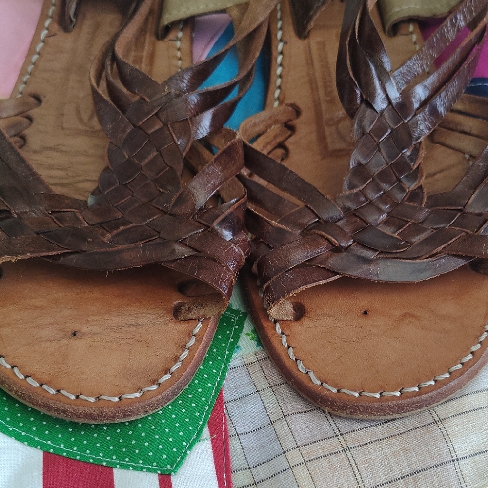 Elegant Brown Woven Sandals - Picture 3 of 8